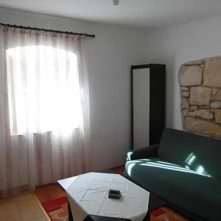 'vickovi' Mit Gemeinschaftspool By Interhome Rakalj