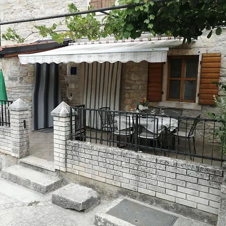 'vickovi' Mit Gemeinschaftspool By Interhome