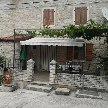 'vickovi' Mit Gemeinschaftspool By Interhome