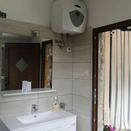 'vickovi' Mit Gemeinschaftspool By Interhome * Rakalj