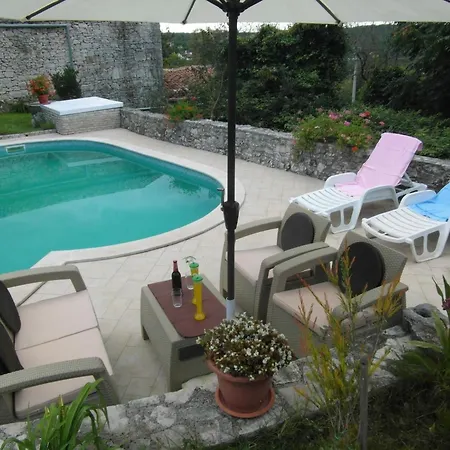 'vickovi' Mit Gemeinschaftspool By Interhome